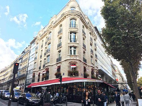 Un restaurant sur l'avenue des Champs-Élysées
