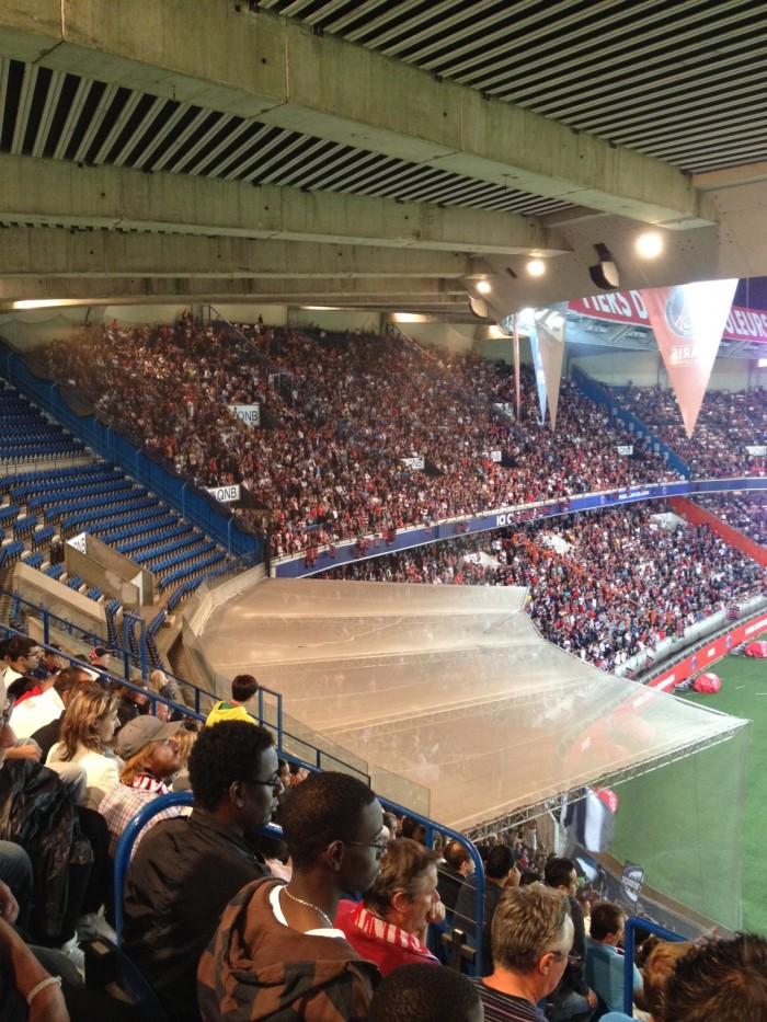 Comment assister à une partie de football à Paris et à Lyon