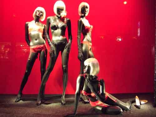 Danseuses nues dans les vitrines du Printemps