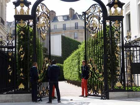 File d'attente chez Abercrombie & Fitch sur les Champs-Élysées