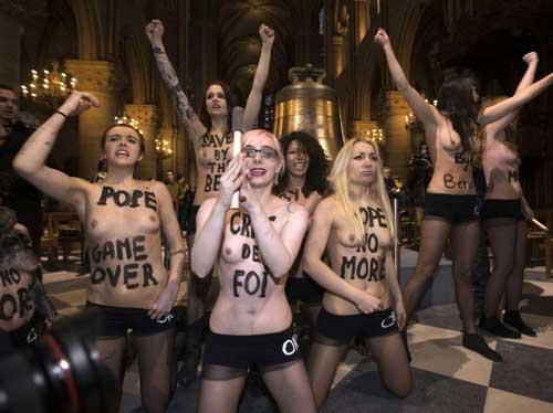 Féministes, cloches et seins