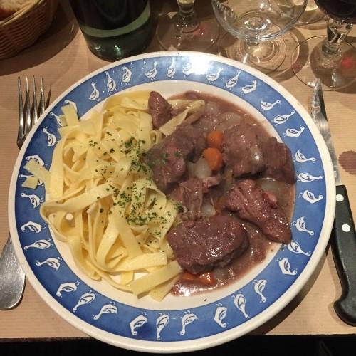 Contre le gaspillage dans les restaurants, la "quentinha"
