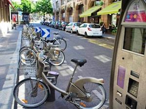 Paris à vélo : pédaler en ville avec le Vélib-Bike Sharing, les visites guidées et la location de vélos
