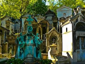 Cimetières de Paris, une promenade entre les tombes des célébrités