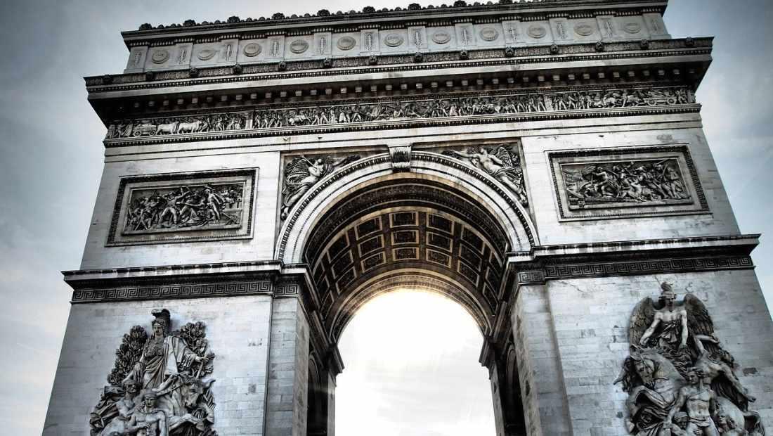 Tourist attractions in Paris: the Arc de Triomphe