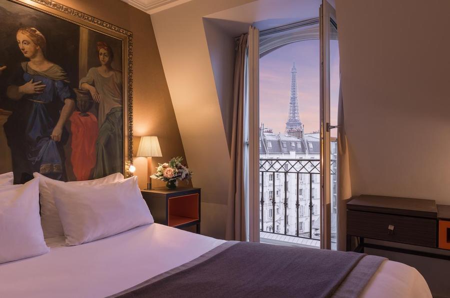 L'hôtel Shangri-La Paris est l'un des meilleurs hôtels avec vue sur la tour Eiffel et incarne l'hospitalité asiatique et l'art de vivre à la française. Installé dans un manoir du XIXe siècle magnifiquement restauré, construit pour le prince Roland Bonaparte, petit-neveu de Napoléon Bonaparte, le Shangri-La est l'un des rares hôtels parisiens à bénéficier du statut de «palais» depuis 2014. Cet hôtel historique propose des chambres spacieuses et des suites décor français classique et des vues uniques sur la Tour Eiffel et autres monuments parisiens. Shangri-La Paris propose à ses clients d'excellents équipements, dont trois restaurants dirigés par un chef étoilé au guide Michelin, un grand toit-terrasse avec la meilleure vue sur la tour Eiffel et un spa asiatique doté d'une superbe piscine de 16 mètres en mosaïque. Si vous le pouvez, optez pour les suites de l’hôtel, avec vue sur le balcon de la tour Eiffel.