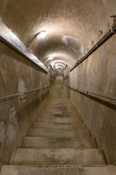 99 marches pour accéder à cet ancien abri de défense passive