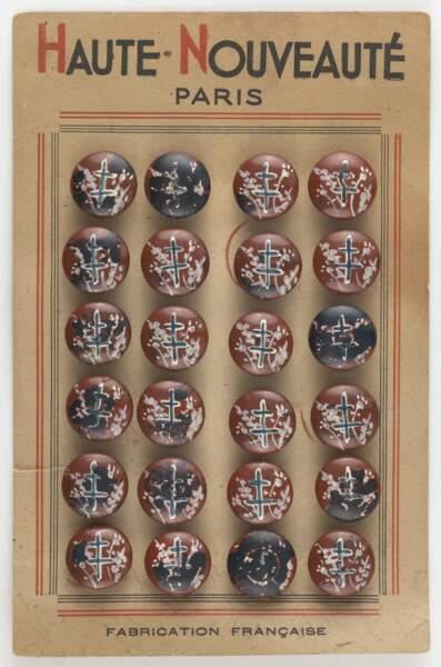 Plaquette de vingt-quatre boutons à croix de Lorraine, 1944